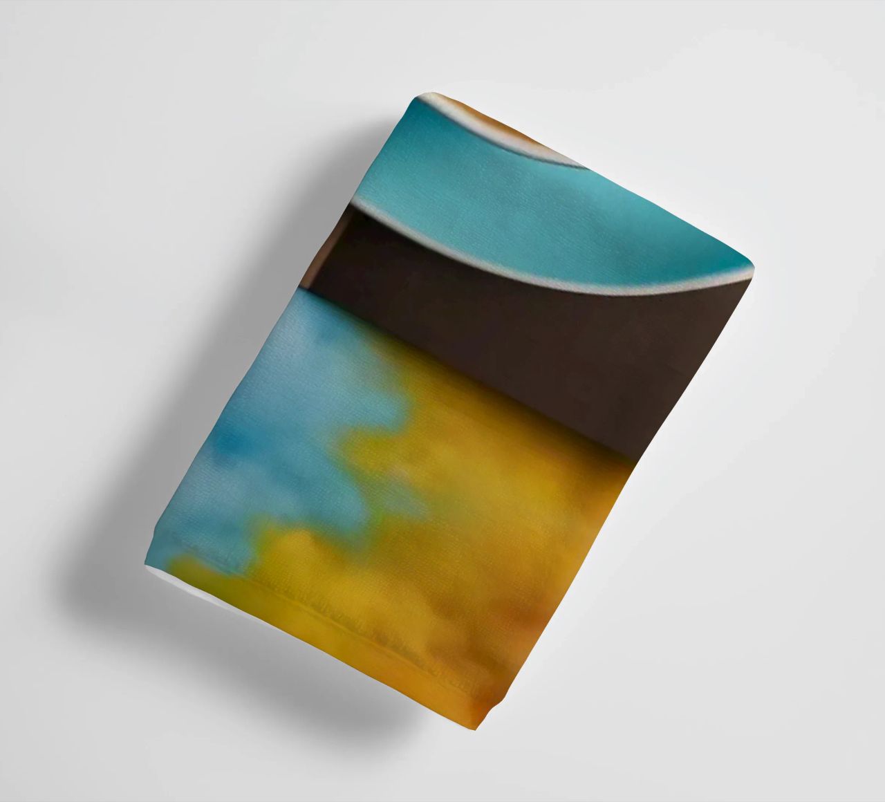 espace de travail avec une tasse de café bleue sur un tableau d'art coloré serviette de bain de DesignDoodle