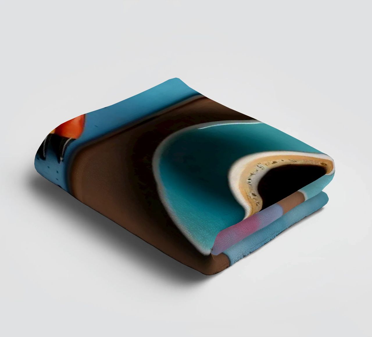 espace de travail avec une tasse de café bleue sur un tableau d'art coloré serviette de bain de DesignDoodle