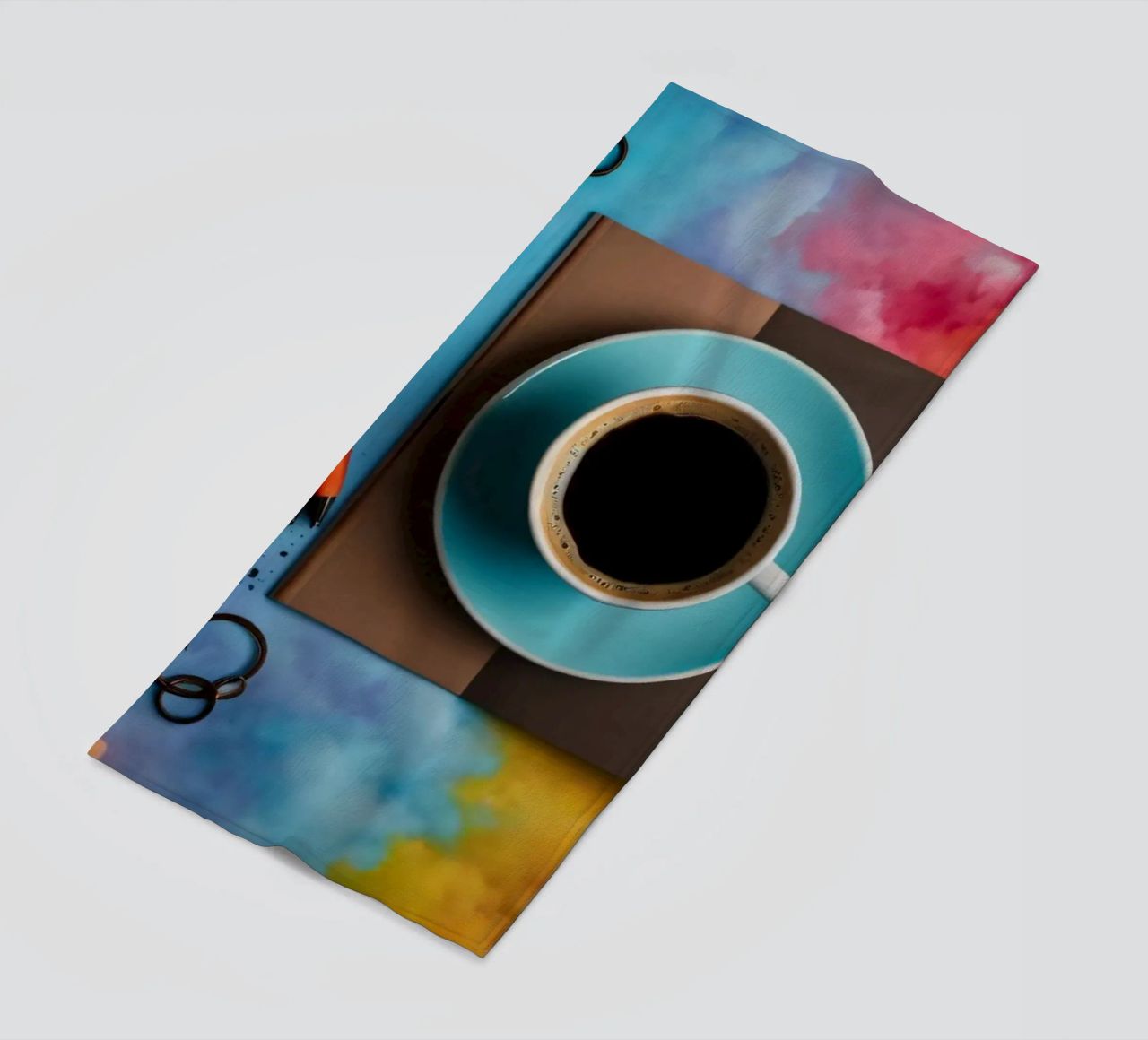 espace de travail avec une tasse de café bleue sur un tableau d'art coloré serviette de plage de DesignDoodle