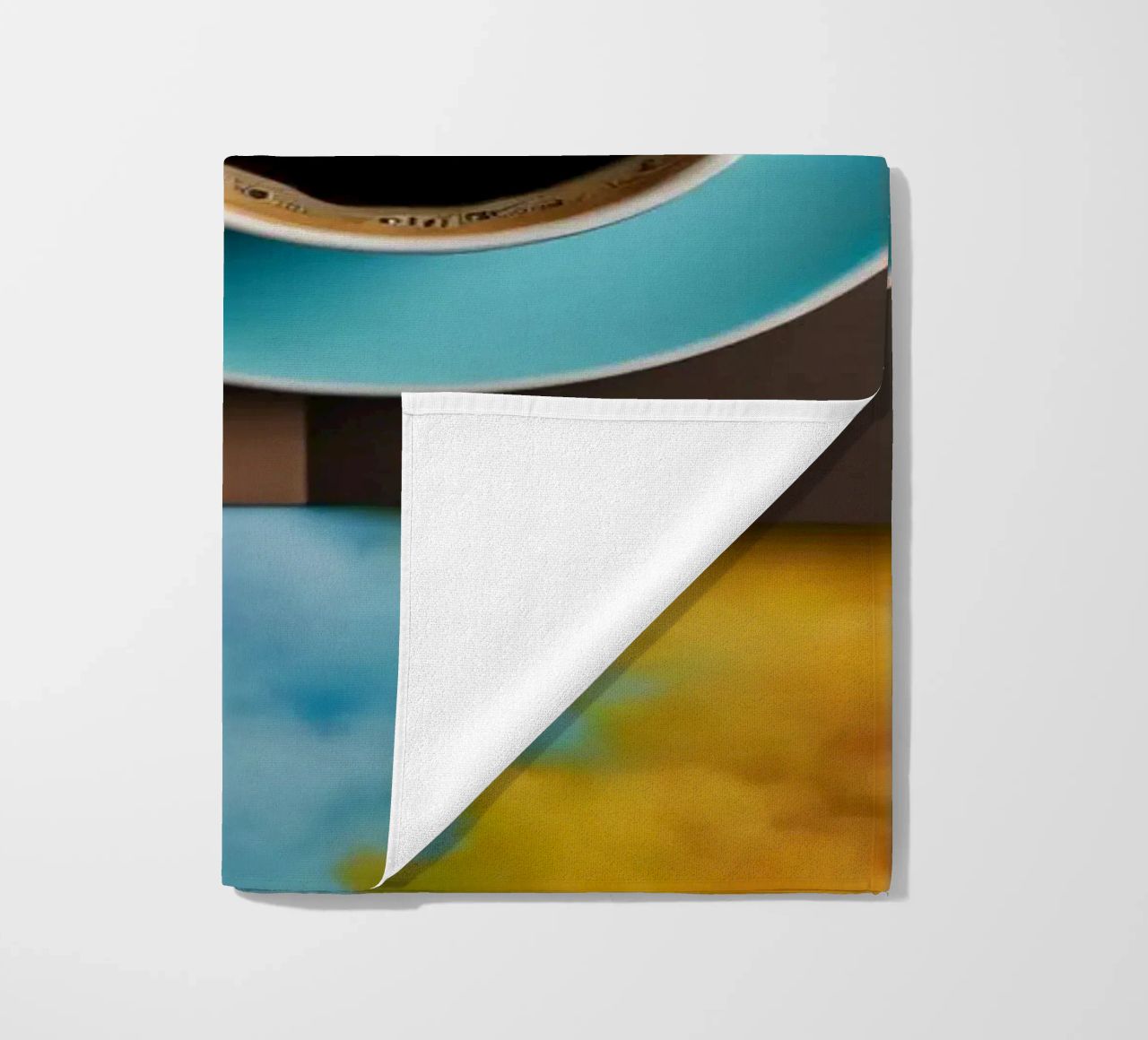 espace de travail avec une tasse de café bleue sur un tableau d'art coloré serviette de plage de DesignDoodle