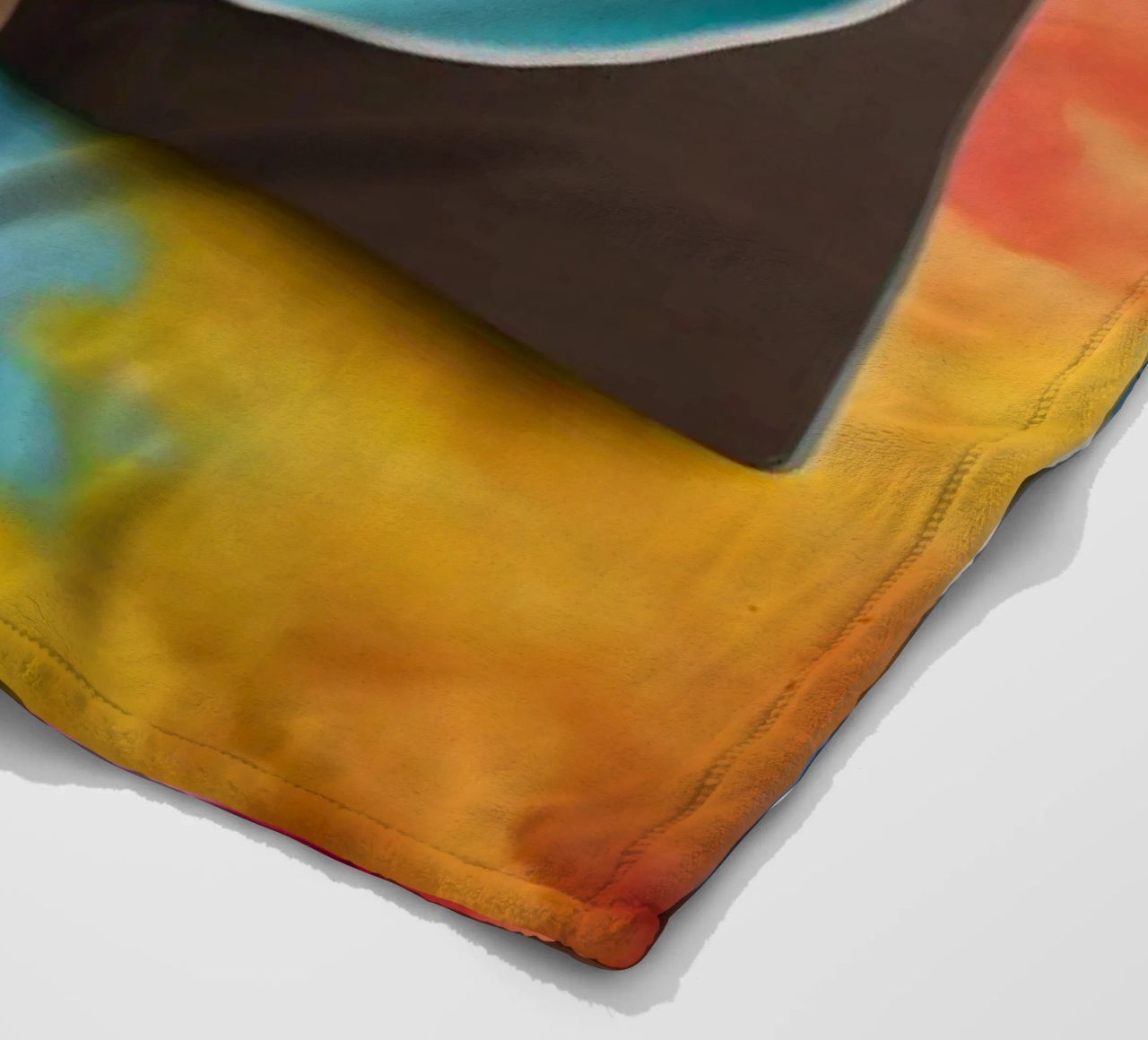 espace de travail avec une tasse de café bleue sur un tableau d'art coloré plaid polaire de DesignDoodle