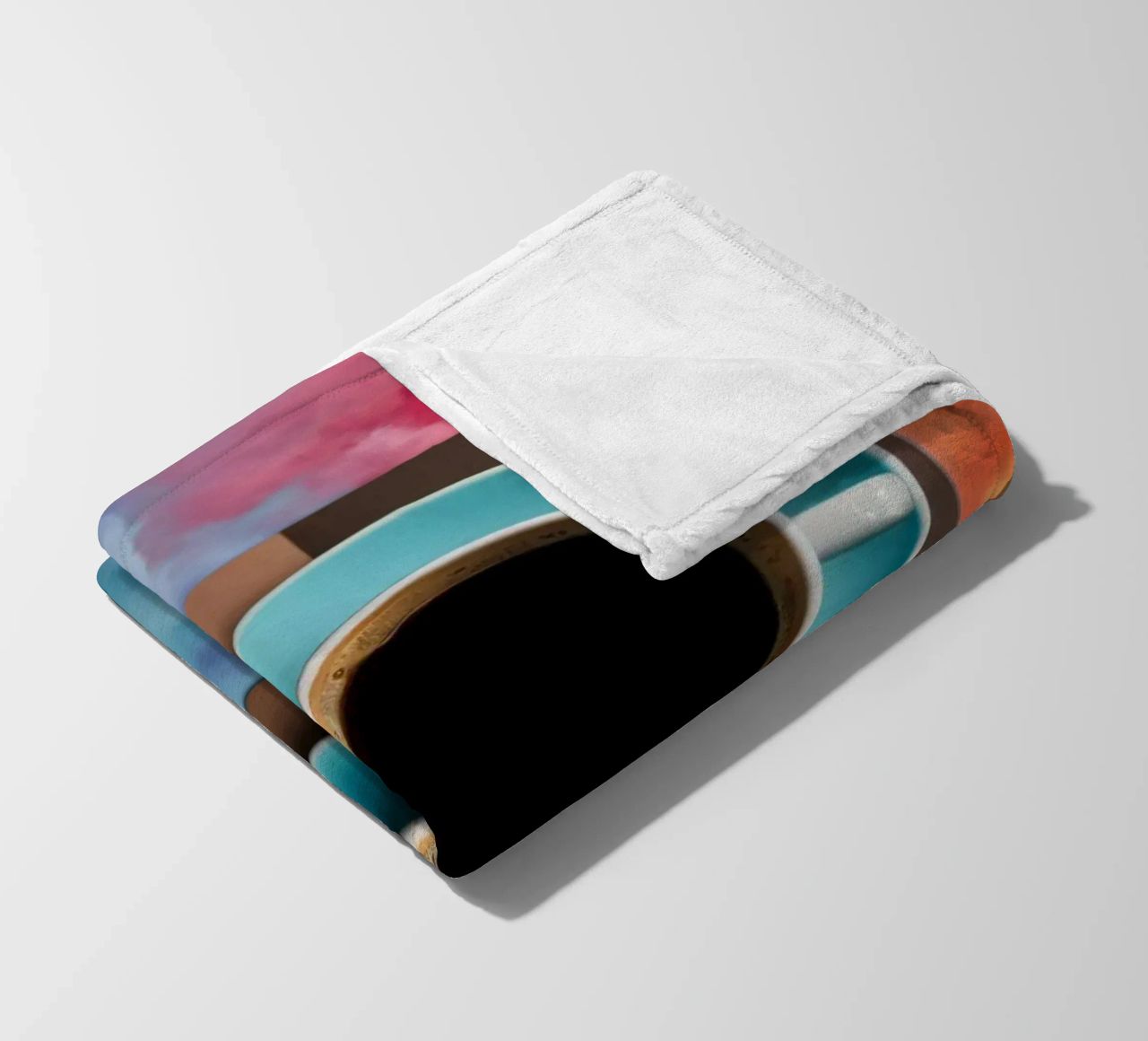 espace de travail avec une tasse de café bleue sur un tableau d'art coloré plaid polaire de DesignDoodle