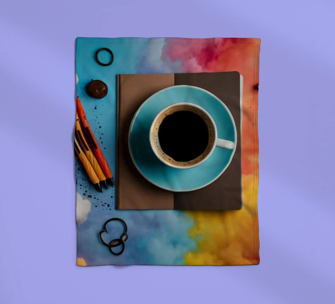 espace de travail avec une tasse de café bleue sur un tableau d'art coloré plaid polaire de DesignDoodle