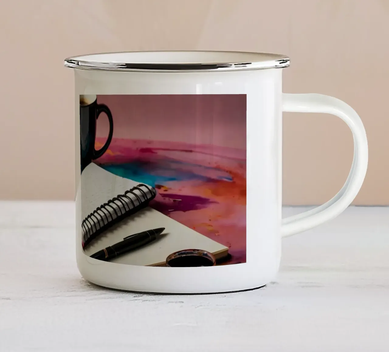 Uno spazio di lavoro accogliente con una tazza di caffè fumante tazza in smalto da DesignDoodle
