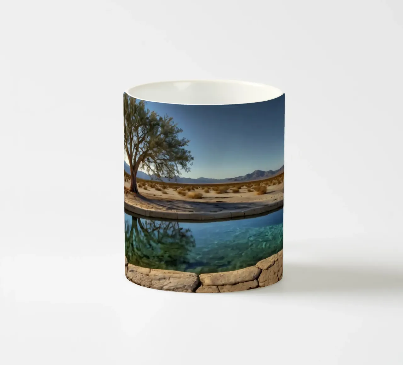 Un'oasi di tranquillità con alberi che si affacciano su un'acqua limpida tazza in ceramica da DesignDoodle