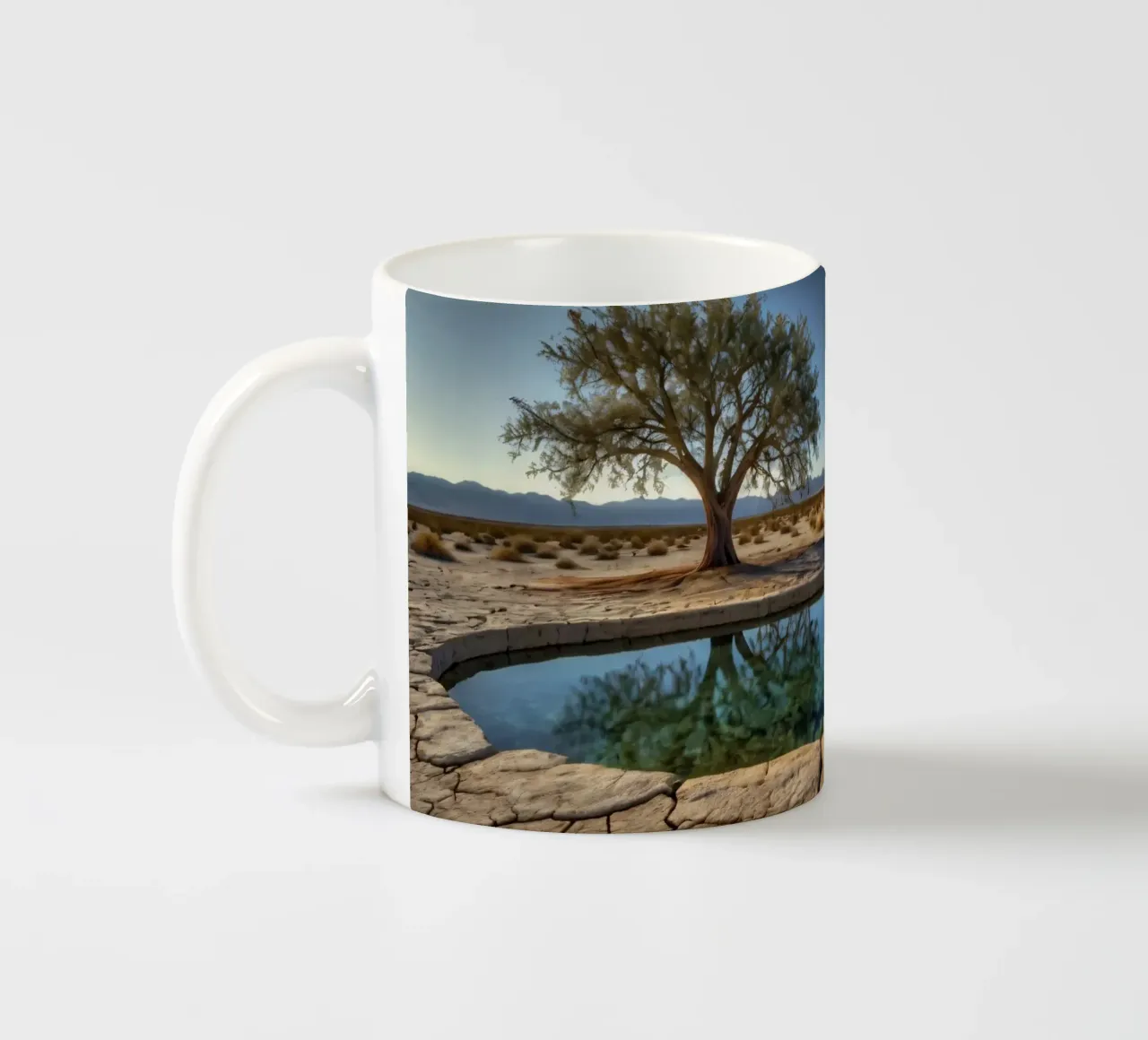 Un'oasi di tranquillità con alberi che si affacciano su un'acqua limpida tazza in ceramica da DesignDoodle