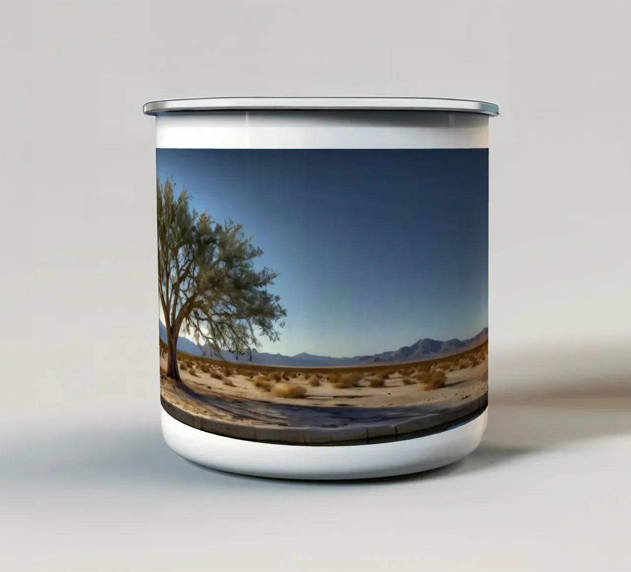 Un'oasi di tranquillità con alberi che si affacciano su un'acqua limpida tazza in smalto da DesignDoodle