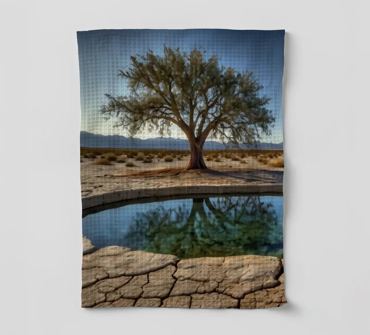 Une oasis de tranquillité avec des arbres surplombant une eau limpide. torchon de DesignDoodle