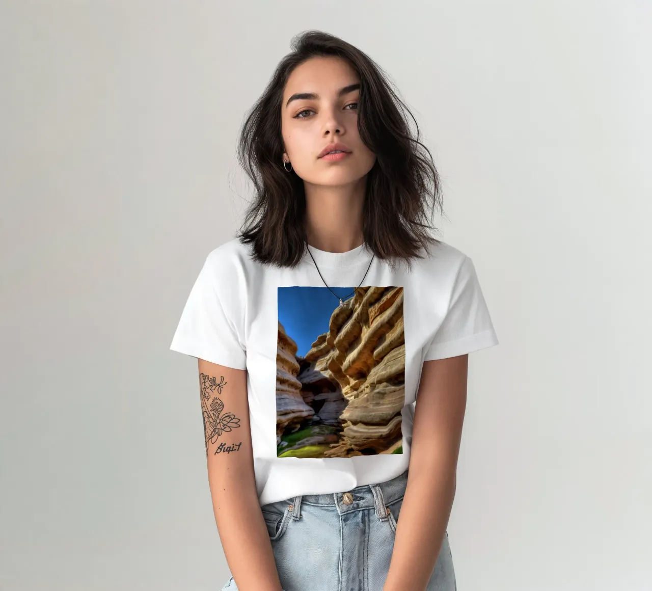 Un canyon tortuoso con formazioni rocciose lisce e stratificate t-shirt da DesignDoodle