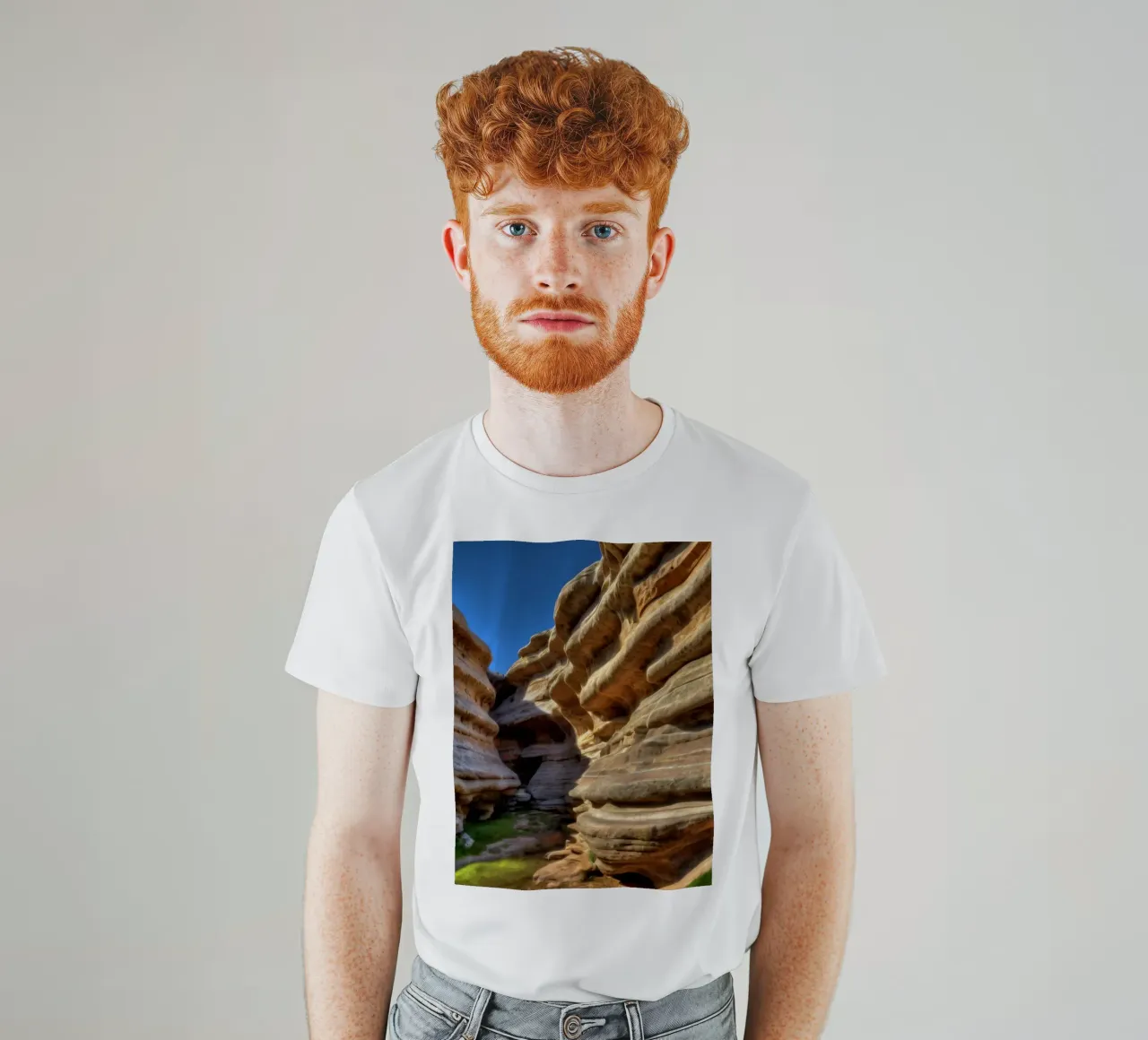 Un canyon tortuoso con formazioni rocciose lisce e stratificate t-shirt da DesignDoodle