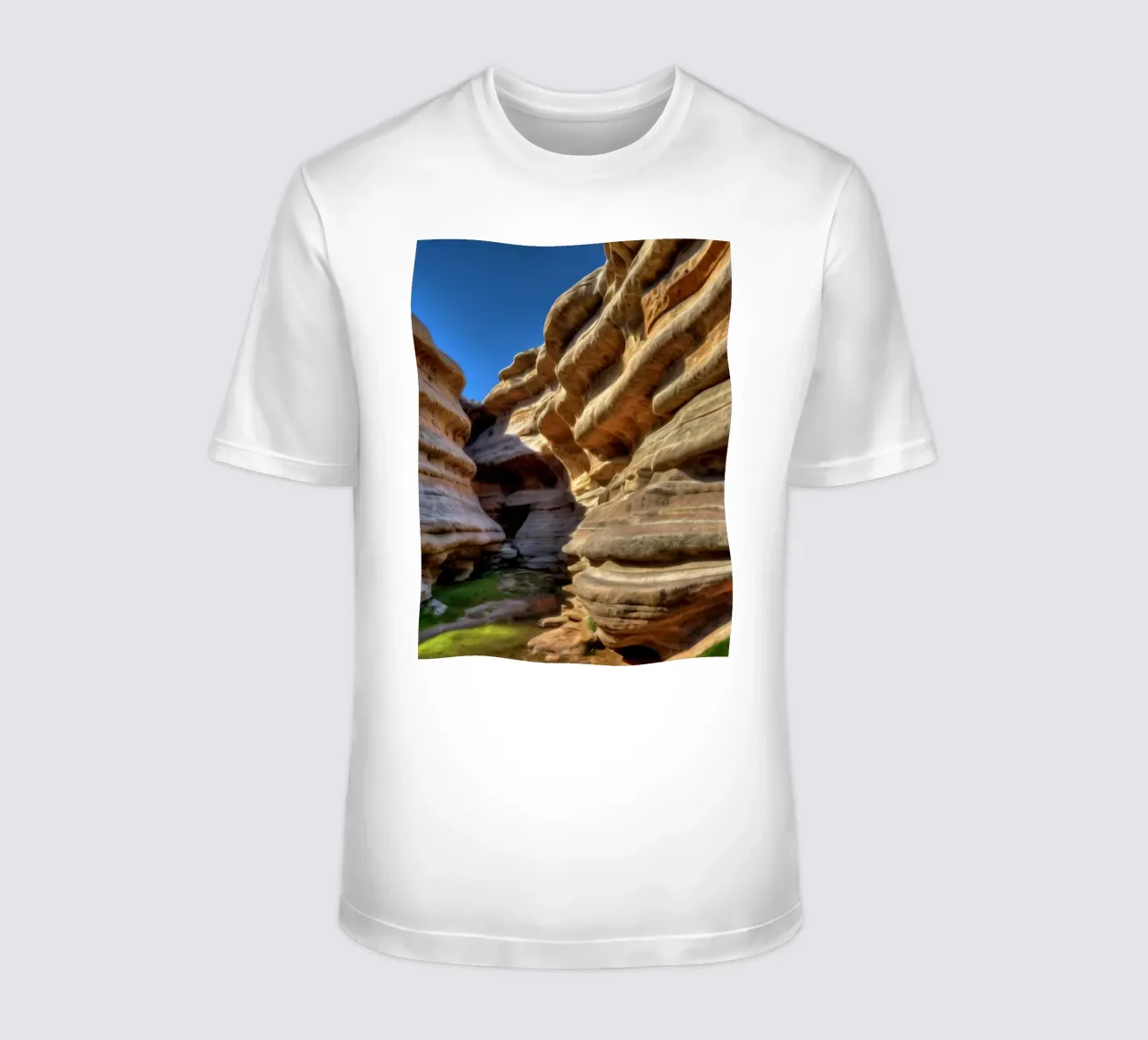 Un canyon tortuoso con formazioni rocciose lisce e stratificate t-shirt da DesignDoodle