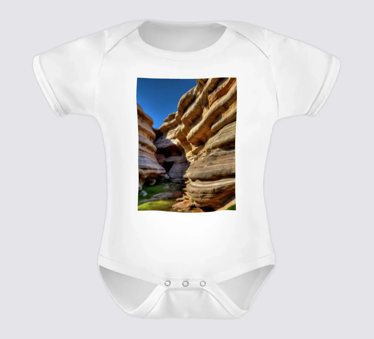 Un canyon tortuoso con formazioni rocciose lisce e stratificate body neonato maniche corte da DesignDoodle