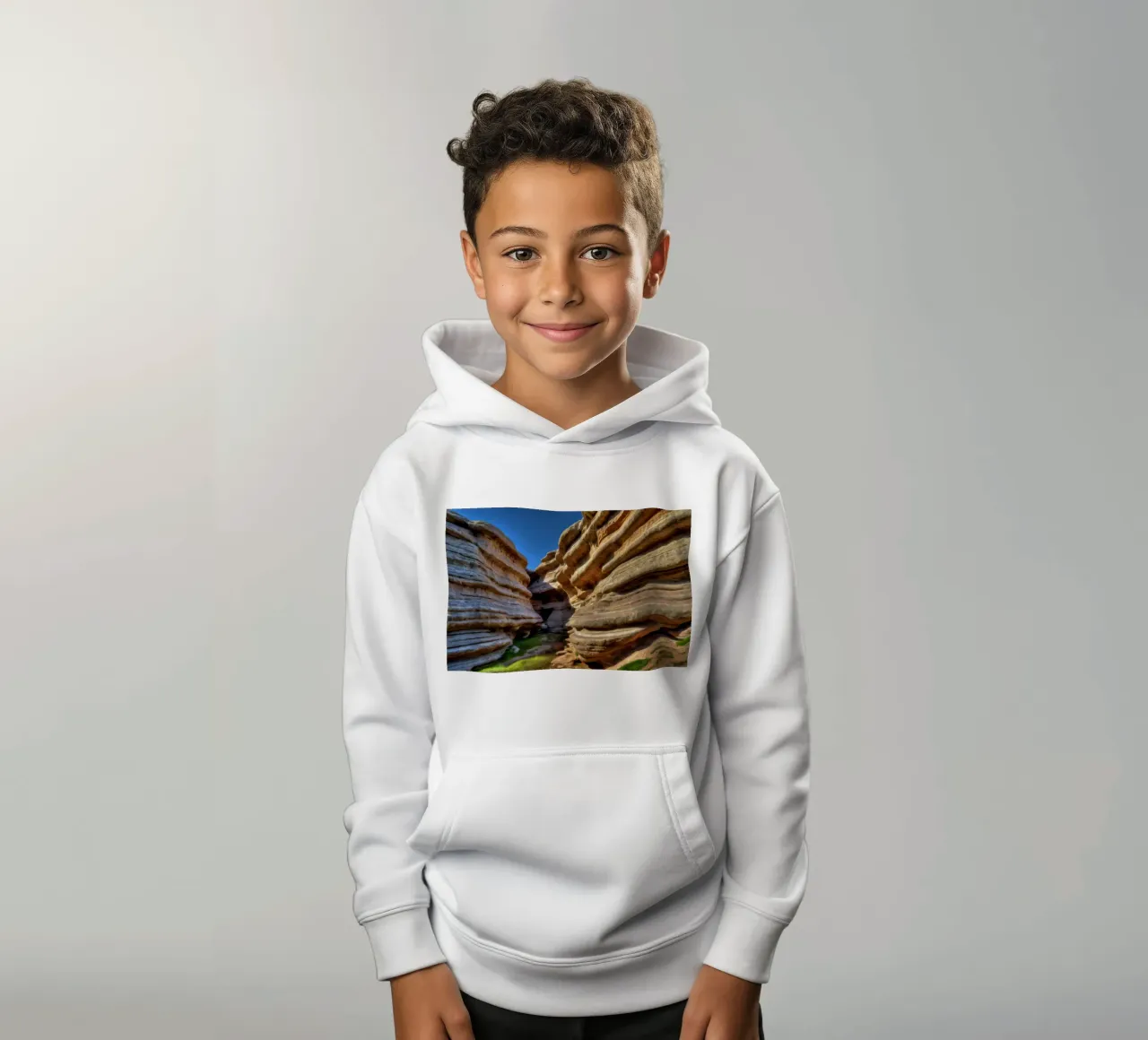 Un canyon tortuoso con formazioni rocciose lisce e stratificate felpa bambino con cappuccio da DesignDoodle