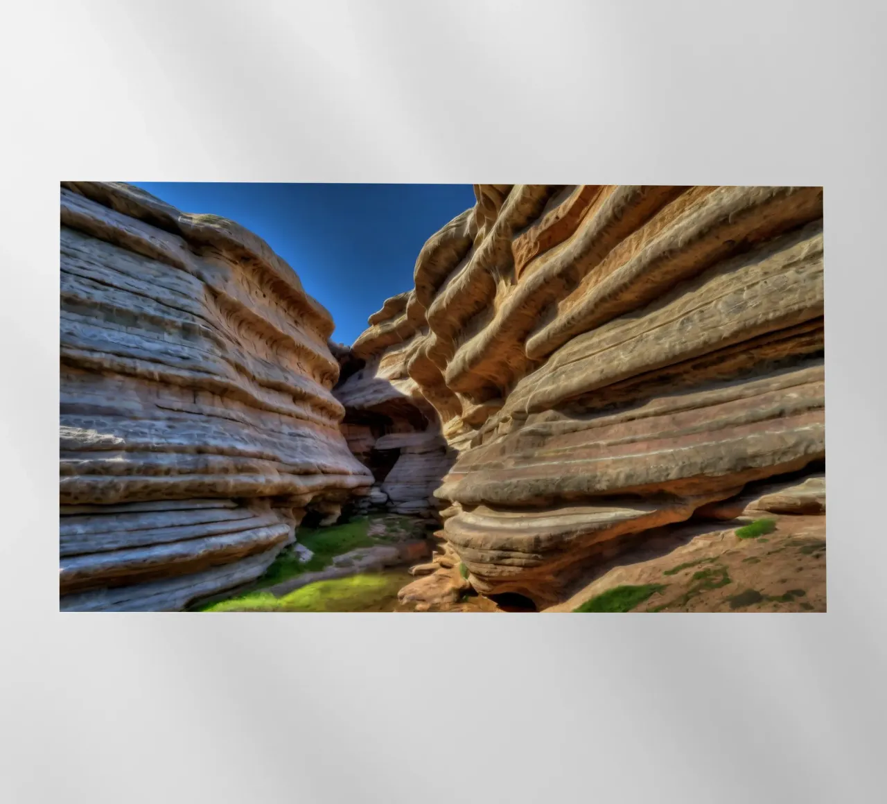 Un canyon tortuoso con formazioni rocciose lisce e stratificate pellicola backlit da DesignDoodle
