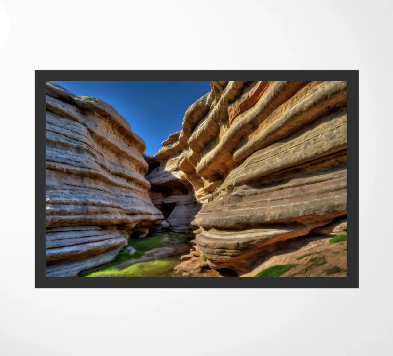 Un canyon tortuoso con formazioni rocciose lisce e stratificate zerbino da DesignDoodle