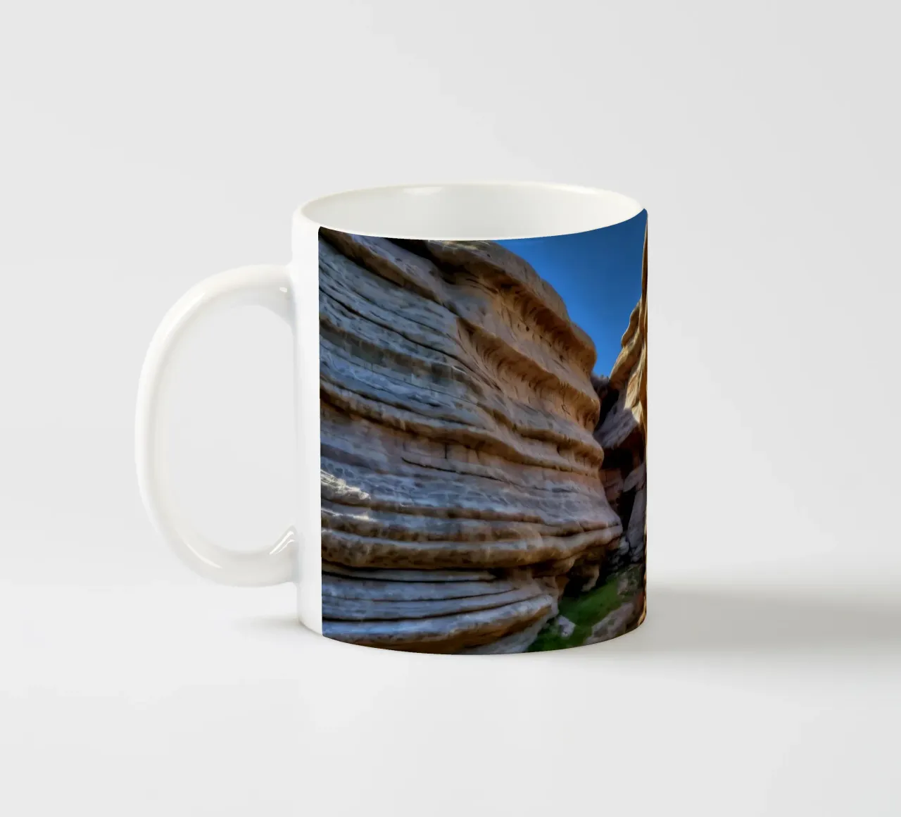 Un canyon tortuoso con formazioni rocciose lisce e stratificate tazza in ceramica da DesignDoodle
