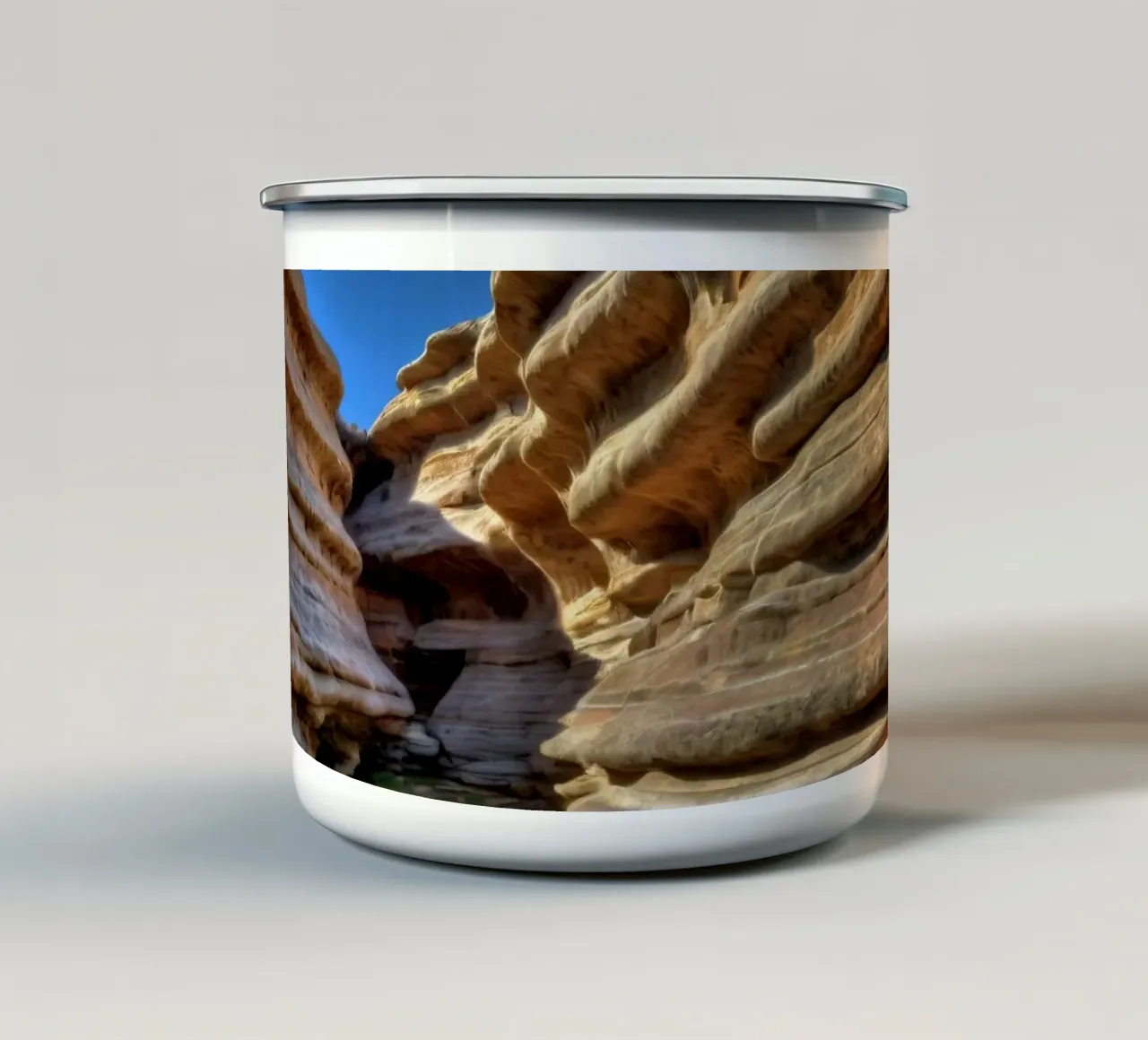 Un canyon tortuoso con formazioni rocciose lisce e stratificate tazza in smalto da DesignDoodle