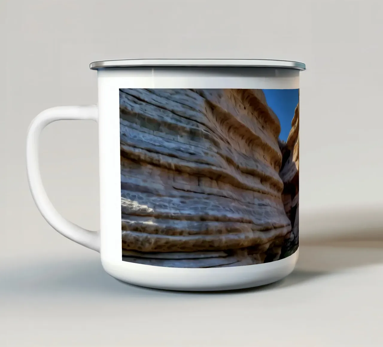 Un canyon tortuoso con formazioni rocciose lisce e stratificate tazza in smalto da DesignDoodle