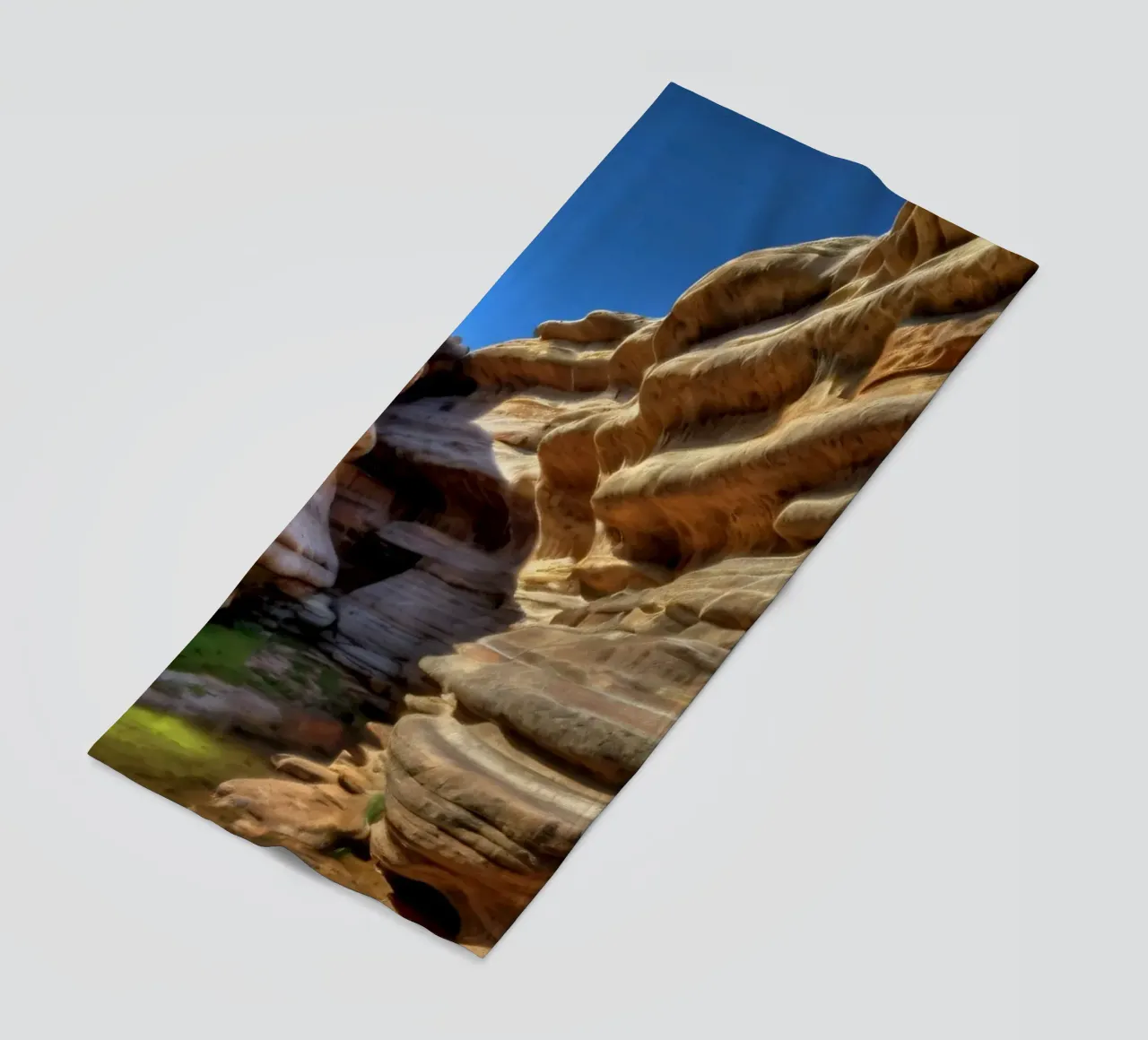 Un canyon tortuoso con formazioni rocciose lisce e stratificate telo mare da DesignDoodle