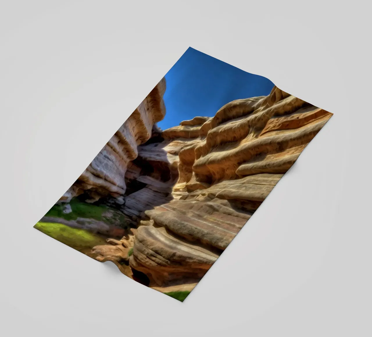 Un canyon tortuoso con formazioni rocciose lisce e stratificate telo mare da DesignDoodle