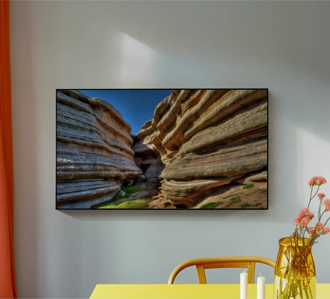 Un canyon tortuoso con formazioni rocciose lisce e stratificate plexiglass da DesignDoodle