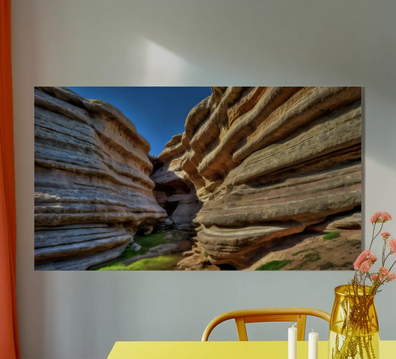 Un canyon tortuoso con formazioni rocciose lisce e stratificate plexiglass da DesignDoodle