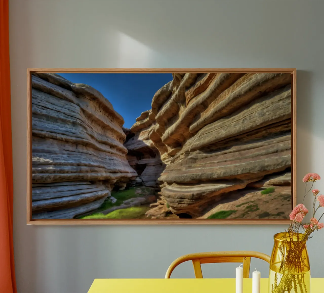 Un canyon tortuoso con formazioni rocciose lisce e stratificate tela da DesignDoodle