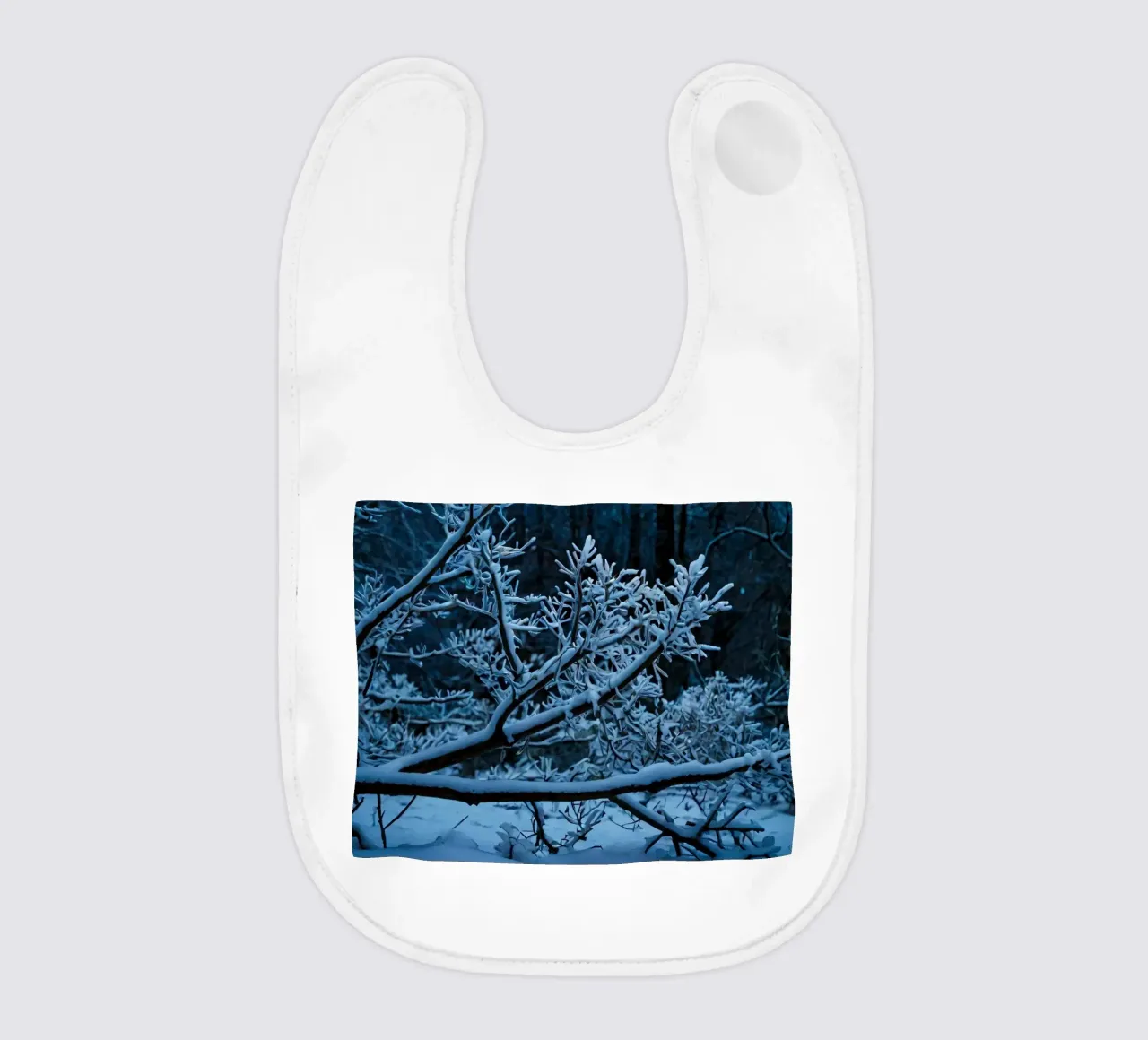 I rami innevati creano un tranquillo paesaggio invernale bavaglino da DesignDoodle