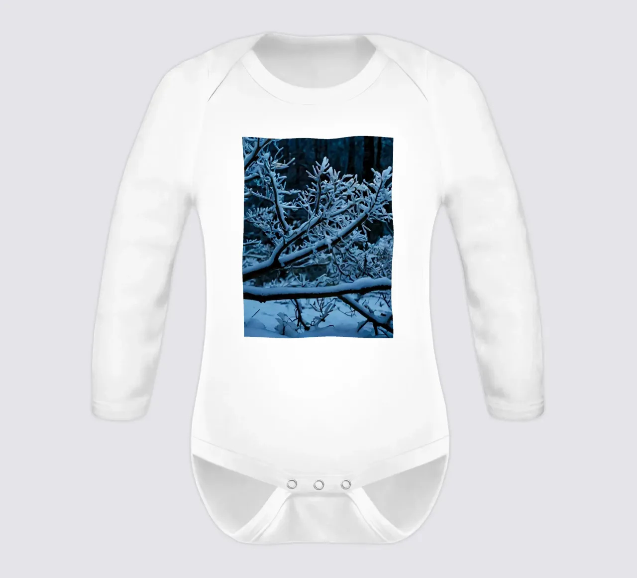 Schneebedeckte Äste schaffen eine ruhige Winterlandschaft Langarm Babybody von DesignDoodle