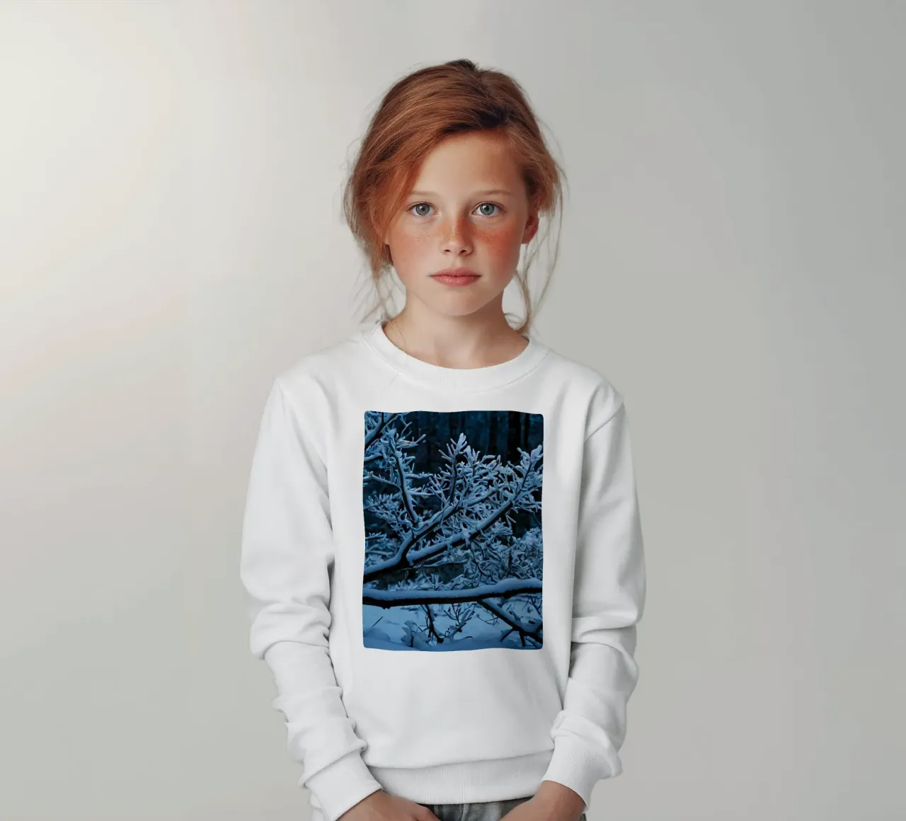 I rami innevati creano un tranquillo paesaggio invernale felpa bambino da DesignDoodle