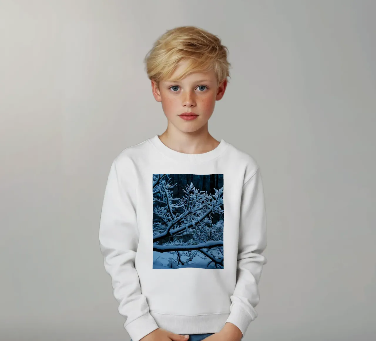 I rami innevati creano un tranquillo paesaggio invernale felpa bambino da DesignDoodle