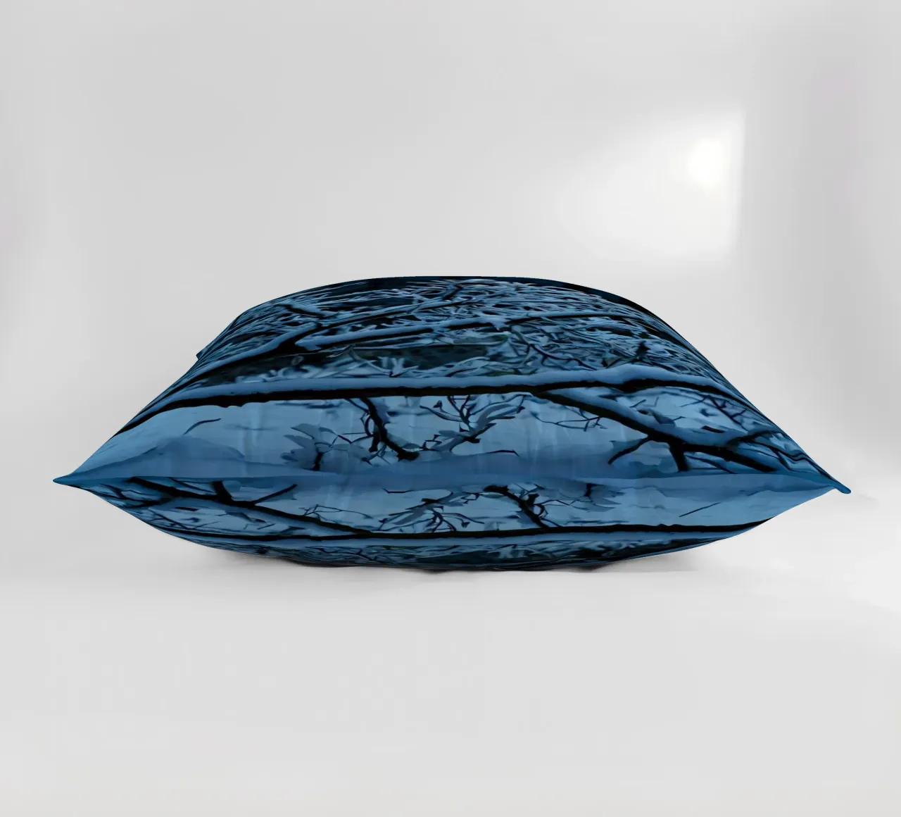 I rami innevati creano un tranquillo paesaggio invernale cuscino da DesignDoodle