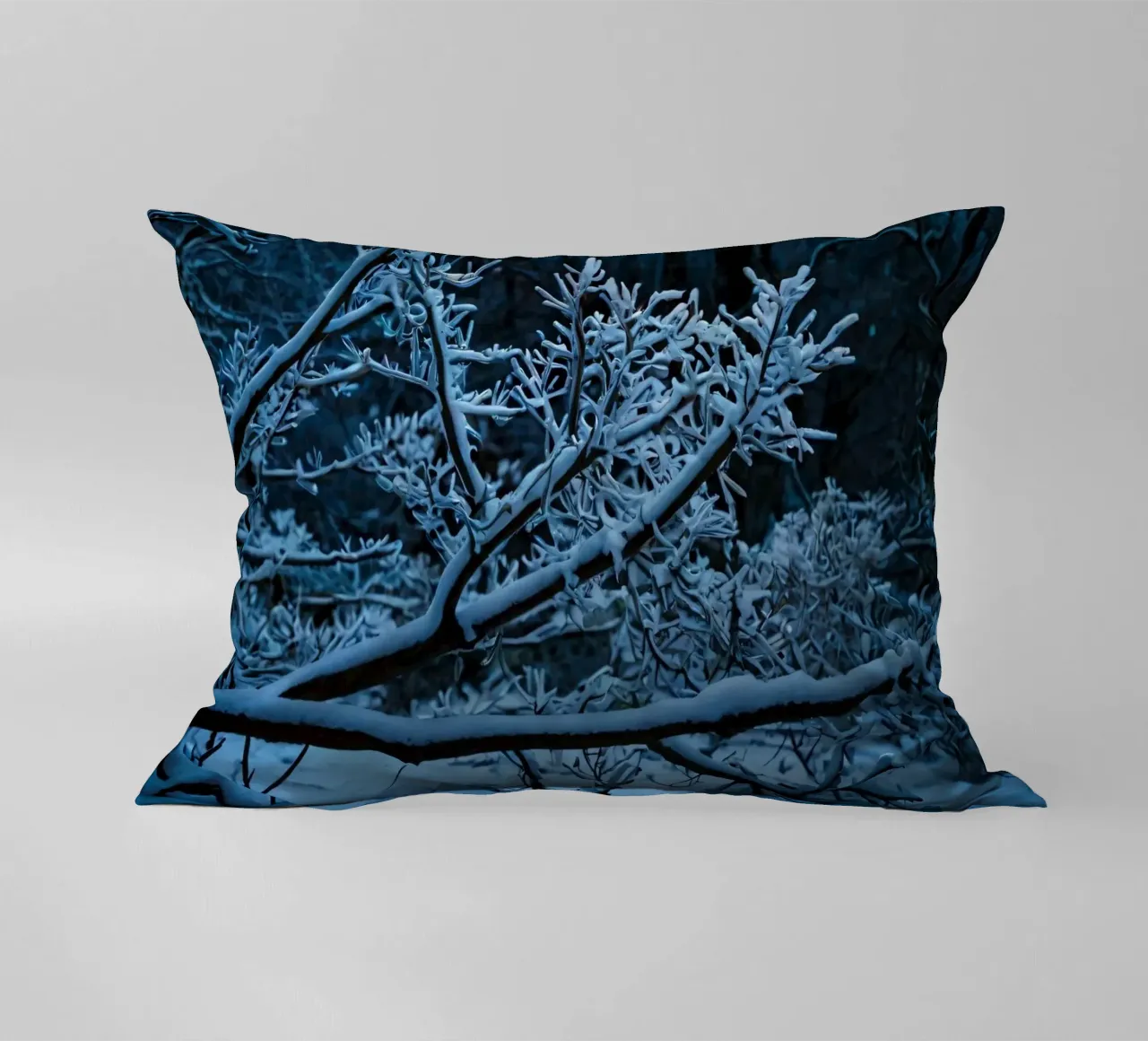 I rami innevati creano un tranquillo paesaggio invernale cuscino da DesignDoodle