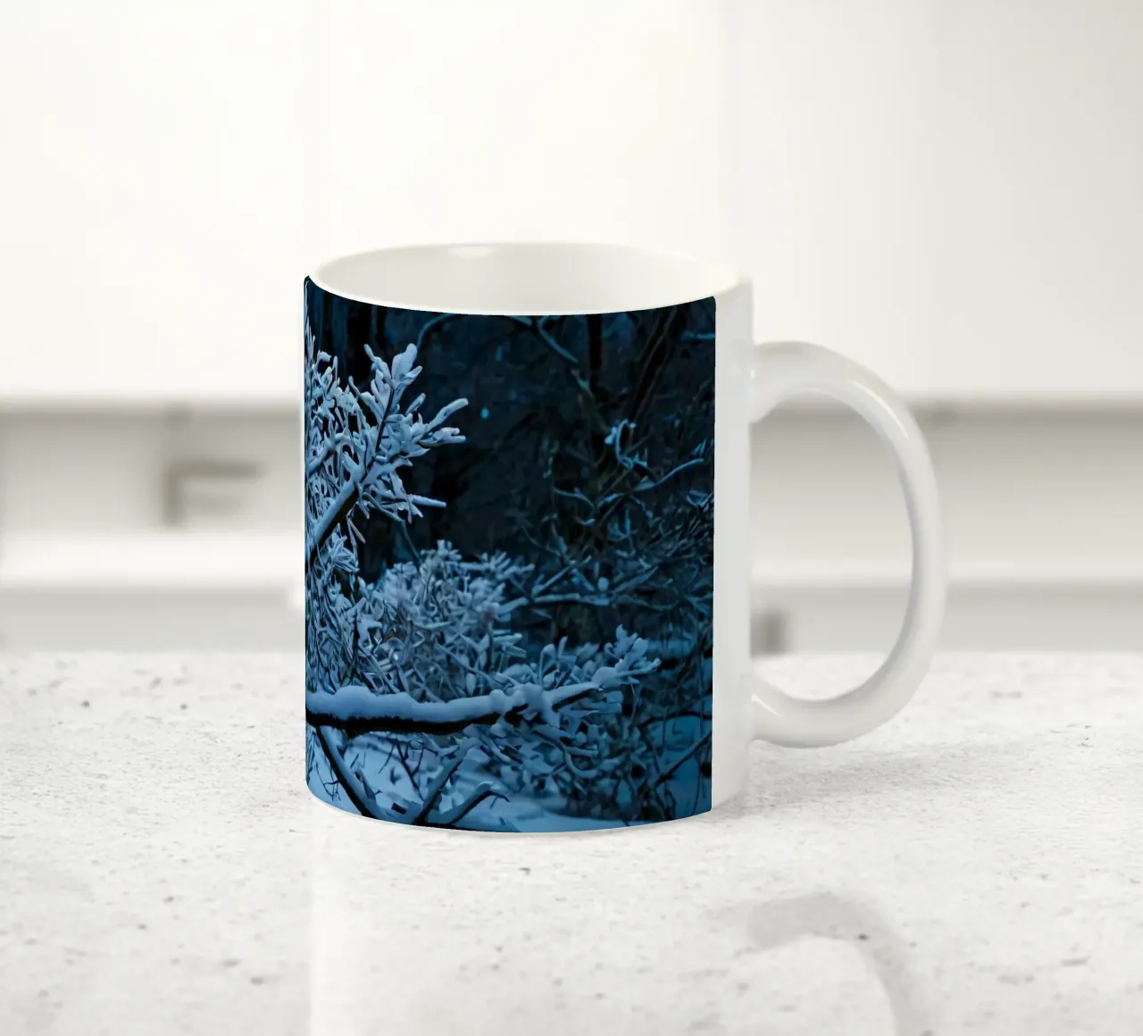I rami innevati creano un tranquillo paesaggio invernale tazza in ceramica da DesignDoodle
