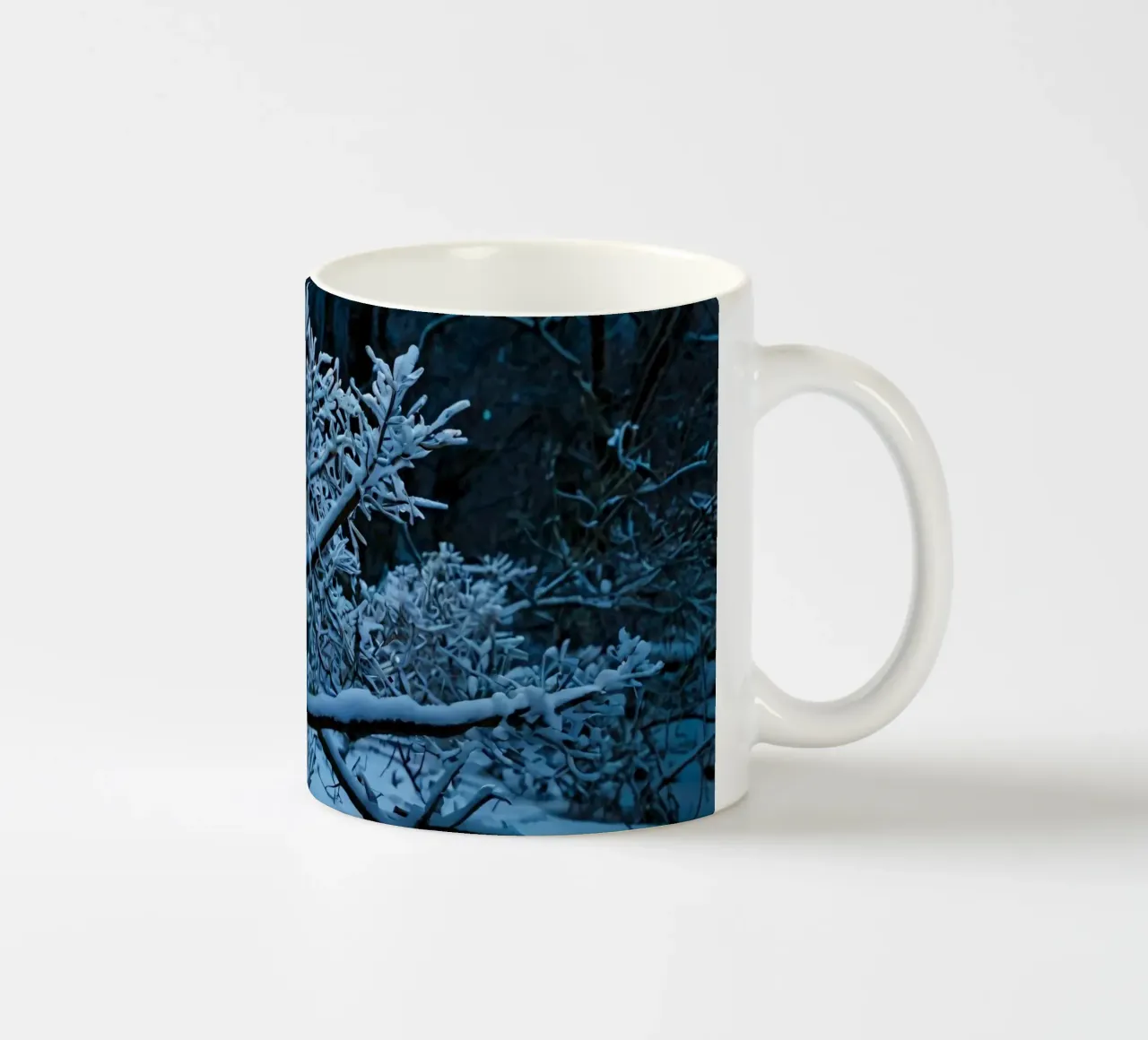 I rami innevati creano un tranquillo paesaggio invernale tazza in ceramica da DesignDoodle