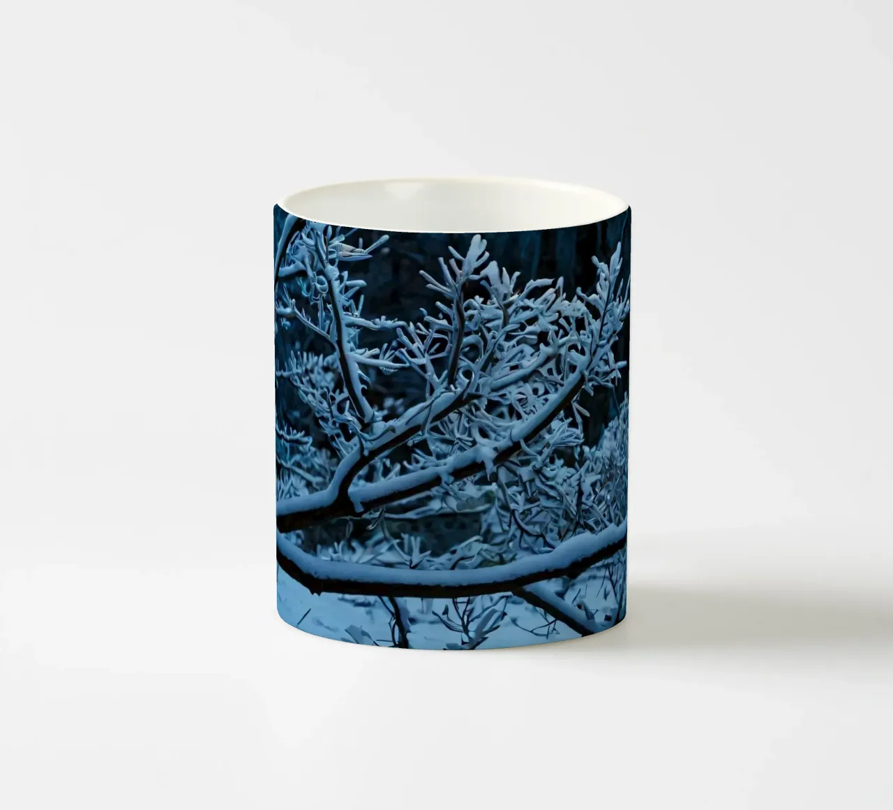 I rami innevati creano un tranquillo paesaggio invernale tazza in ceramica da DesignDoodle