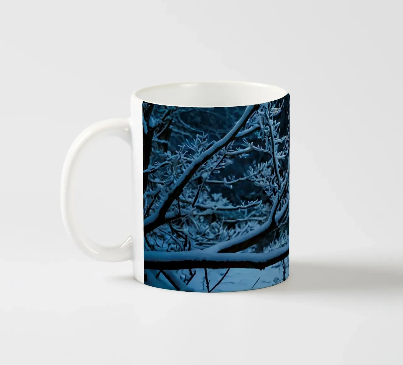 I rami innevati creano un tranquillo paesaggio invernale tazza in ceramica da DesignDoodle