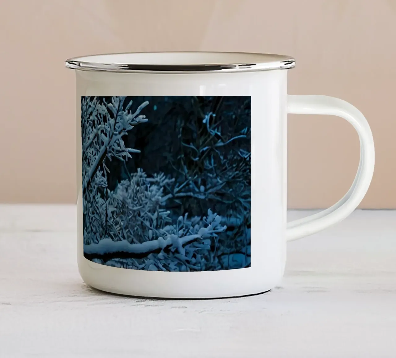 I rami innevati creano un tranquillo paesaggio invernale tazza in smalto da DesignDoodle