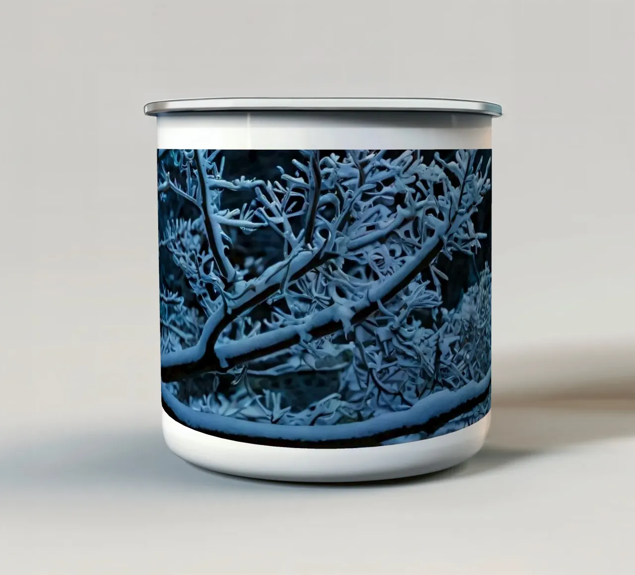 I rami innevati creano un tranquillo paesaggio invernale tazza in smalto da DesignDoodle