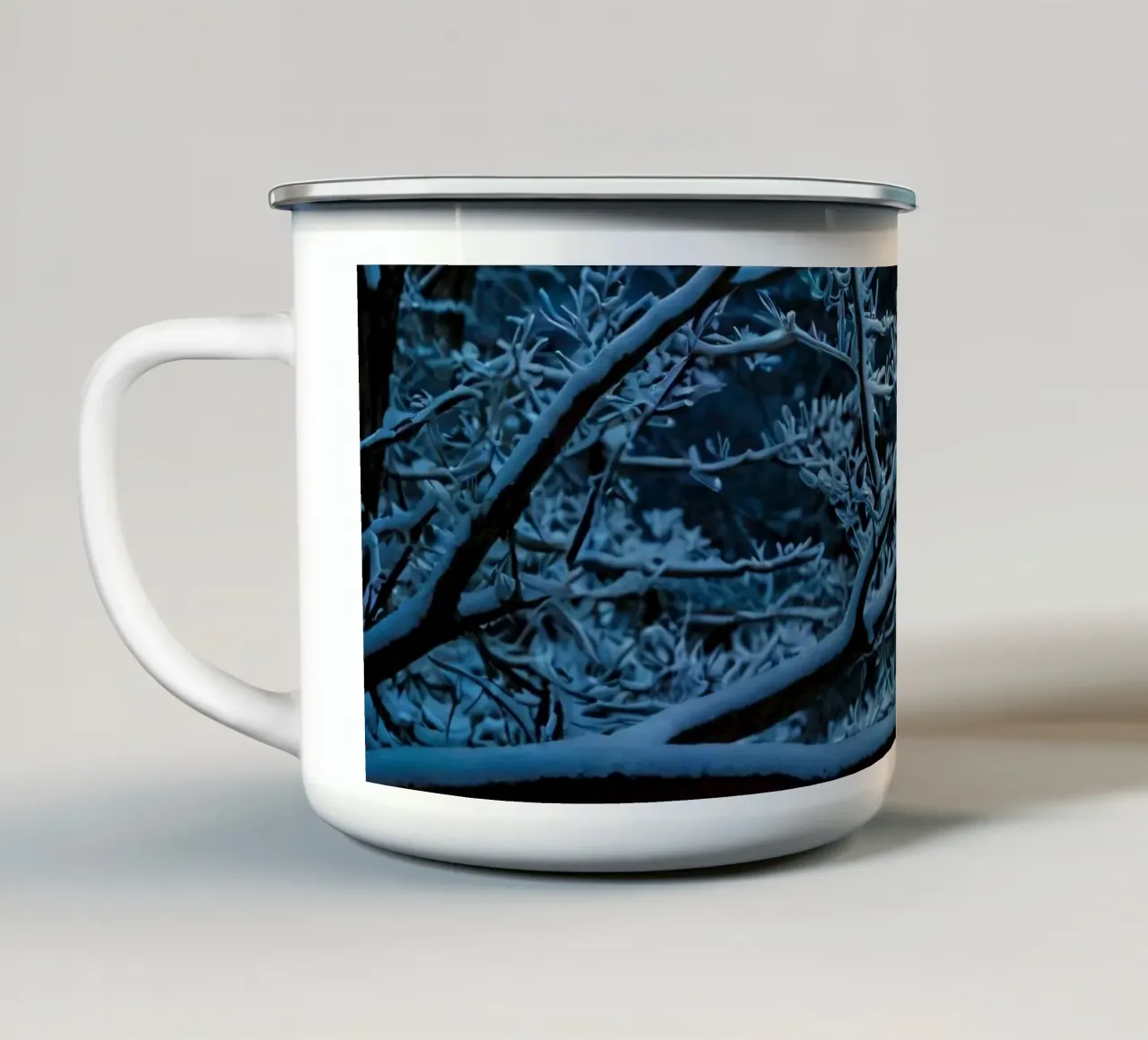 I rami innevati creano un tranquillo paesaggio invernale tazza in smalto da DesignDoodle