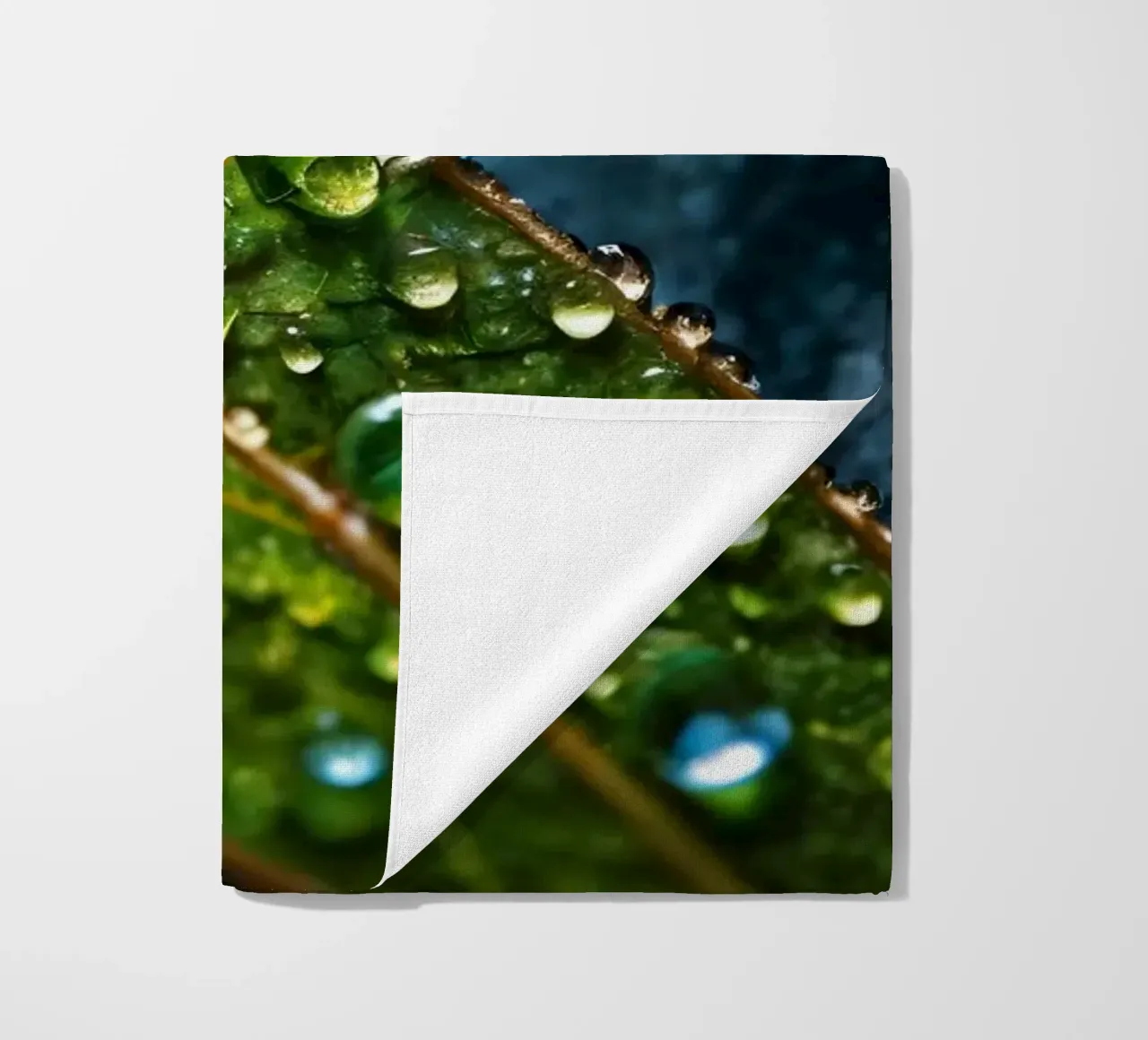 foglie scintillanti di gocce di pioggia dopo una pioggia rinfrescante telo mare da DesignDoodle