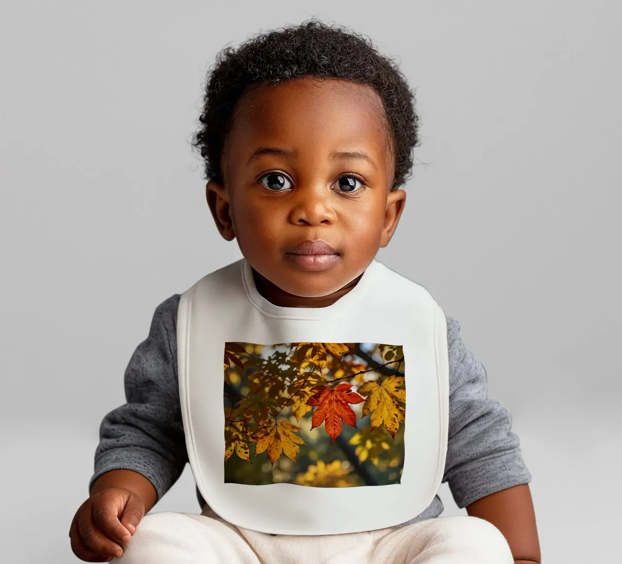 Foglie autunnali colorate in un bosco tranquillo bavaglino da DesignDoodle