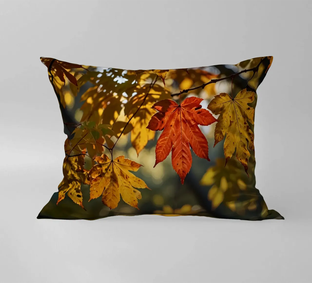 Foglie autunnali colorate in un bosco tranquillo cuscino da DesignDoodle