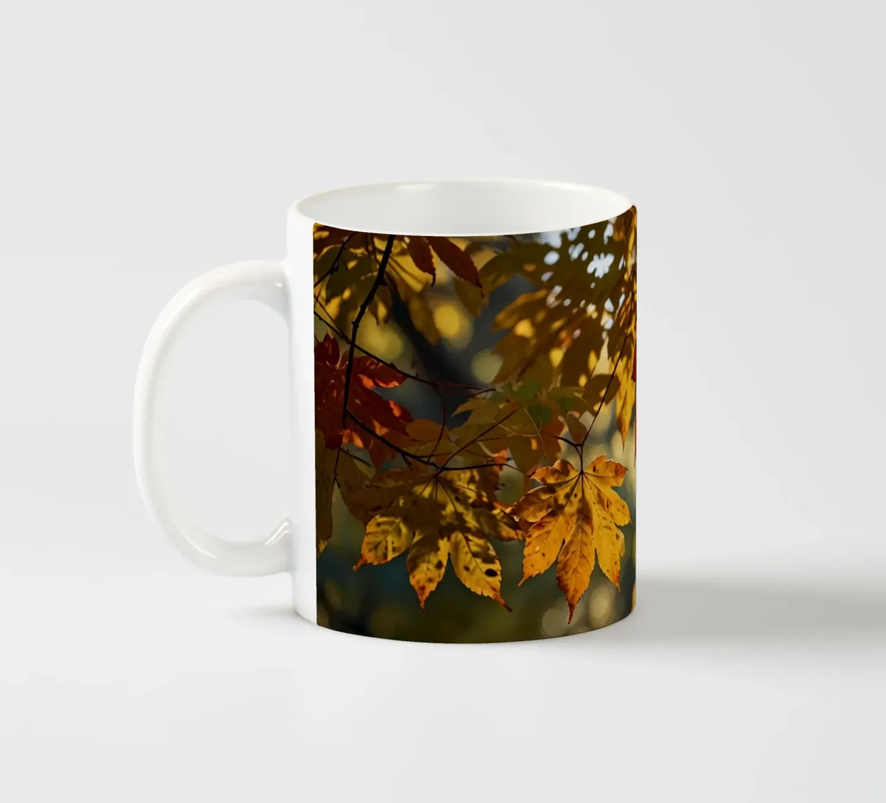 Foglie autunnali colorate in un bosco tranquillo tazza in ceramica da DesignDoodle