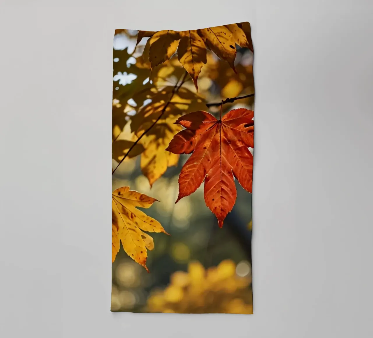 Foglie autunnali colorate in un bosco tranquillo asciugamano da bagno da DesignDoodle