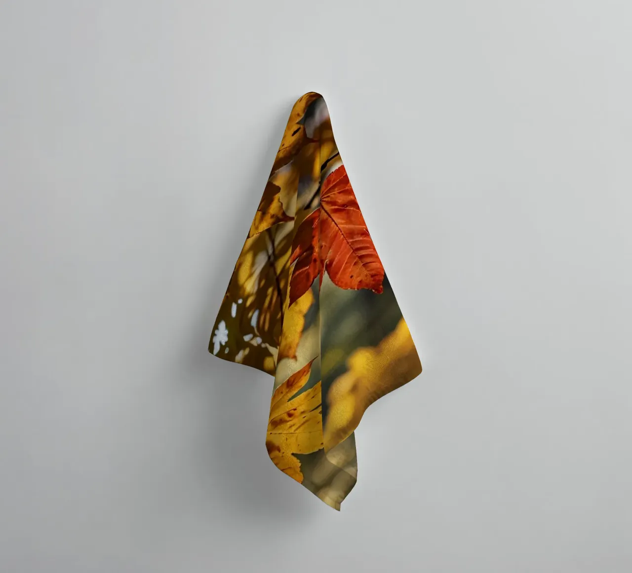 Foglie autunnali colorate in un bosco tranquillo asciugamano da bagno da DesignDoodle