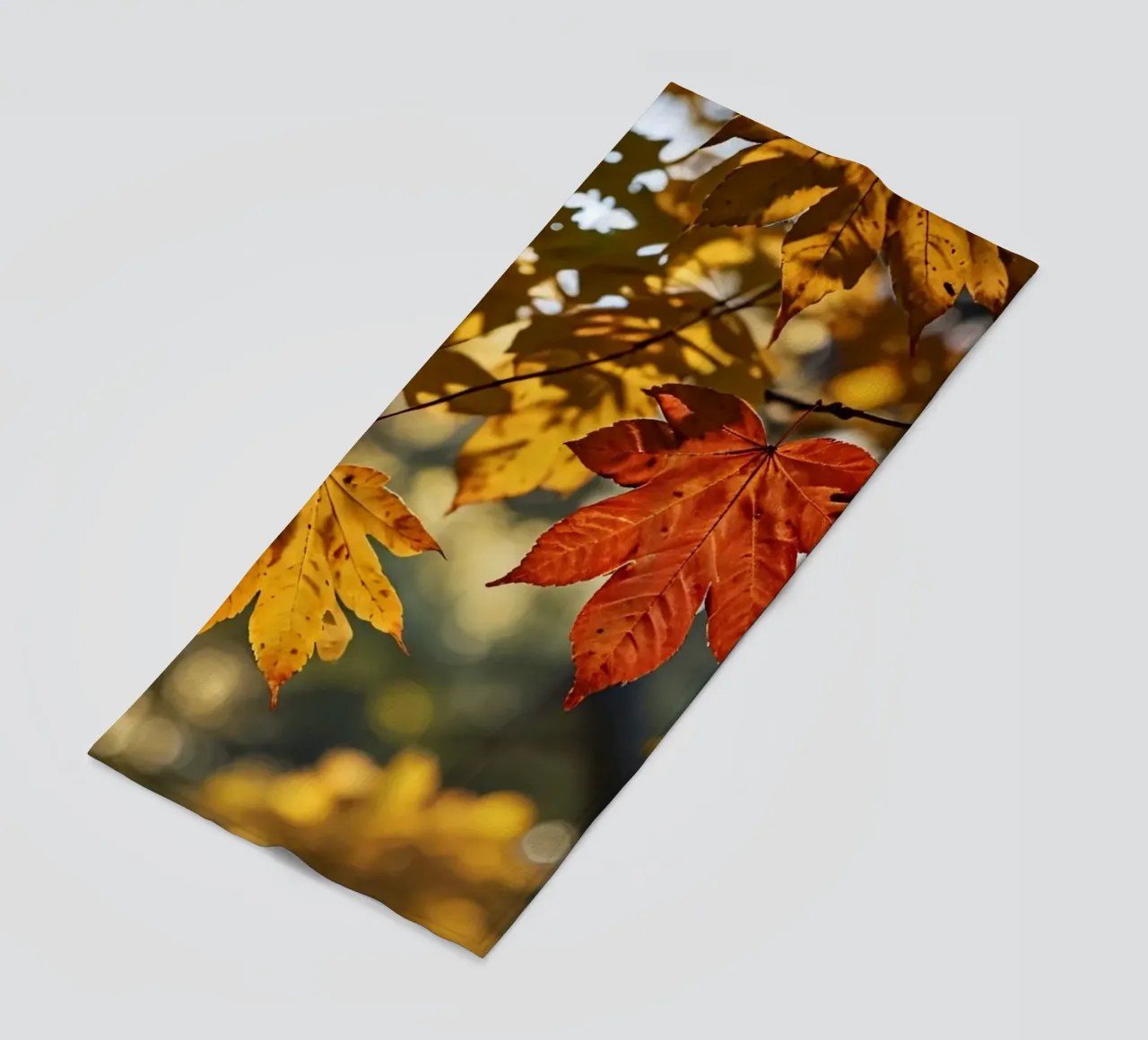 Foglie autunnali colorate in un bosco tranquillo telo mare da DesignDoodle