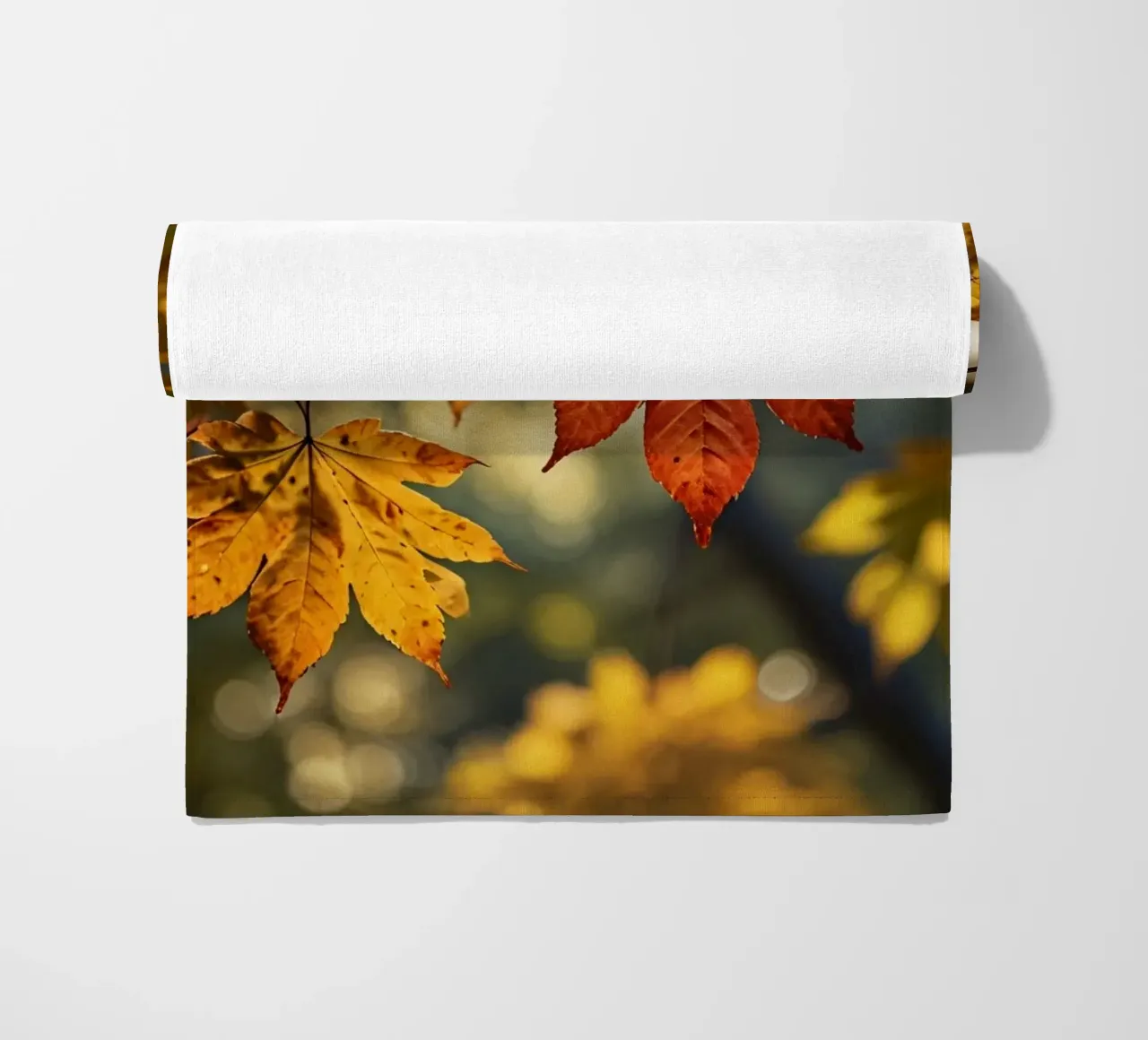 Foglie autunnali colorate in un bosco tranquillo telo mare da DesignDoodle