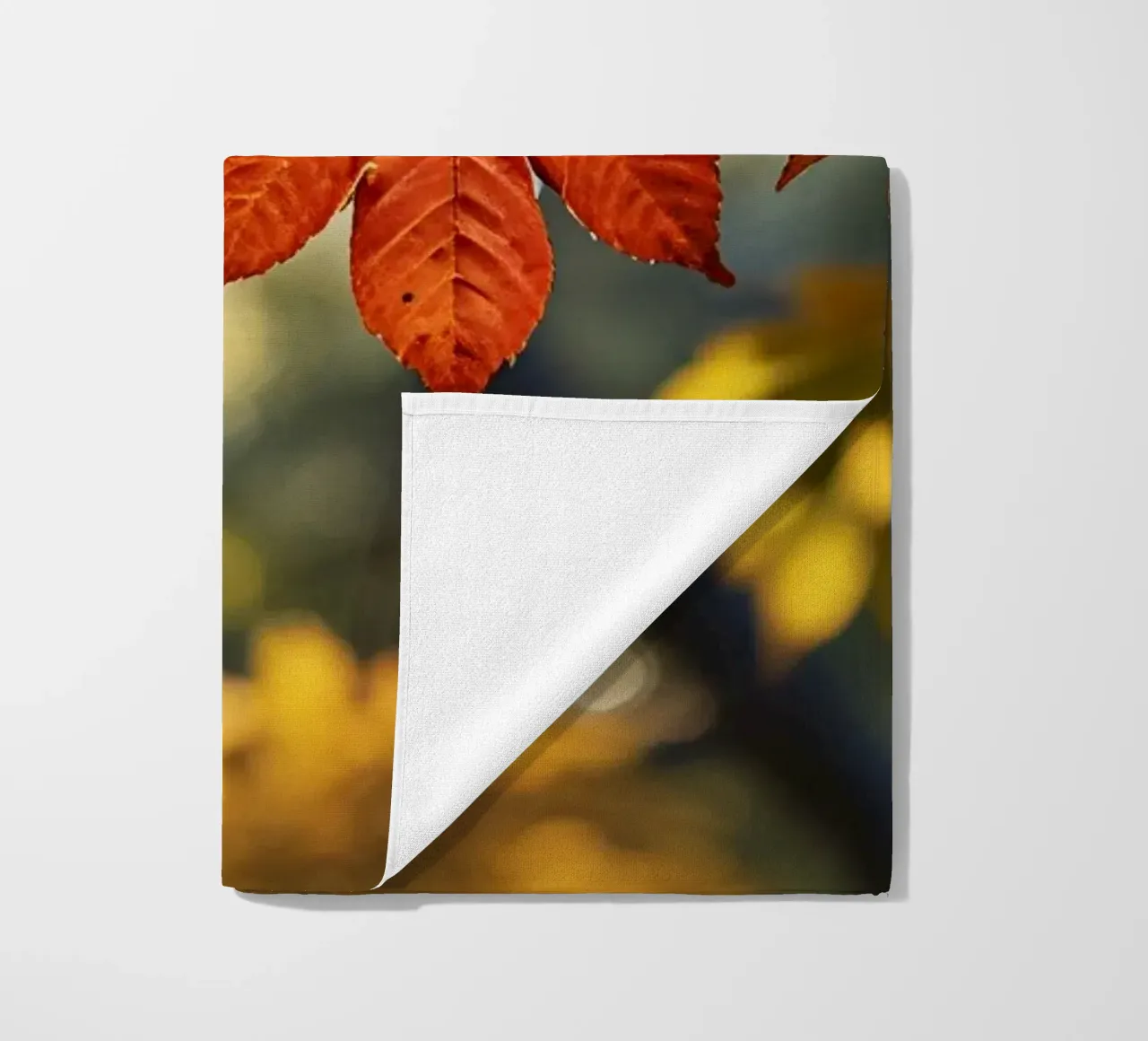 Foglie autunnali colorate in un bosco tranquillo telo mare da DesignDoodle