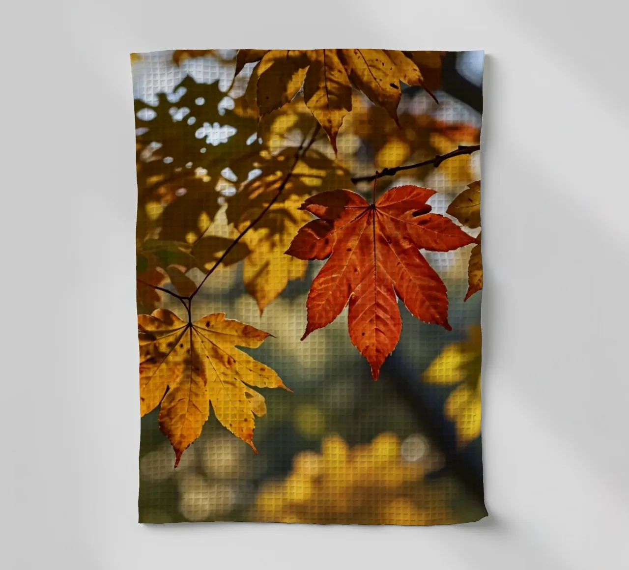 Feuilles d'automne colorées dans une forêt calme torchon de DesignDoodle